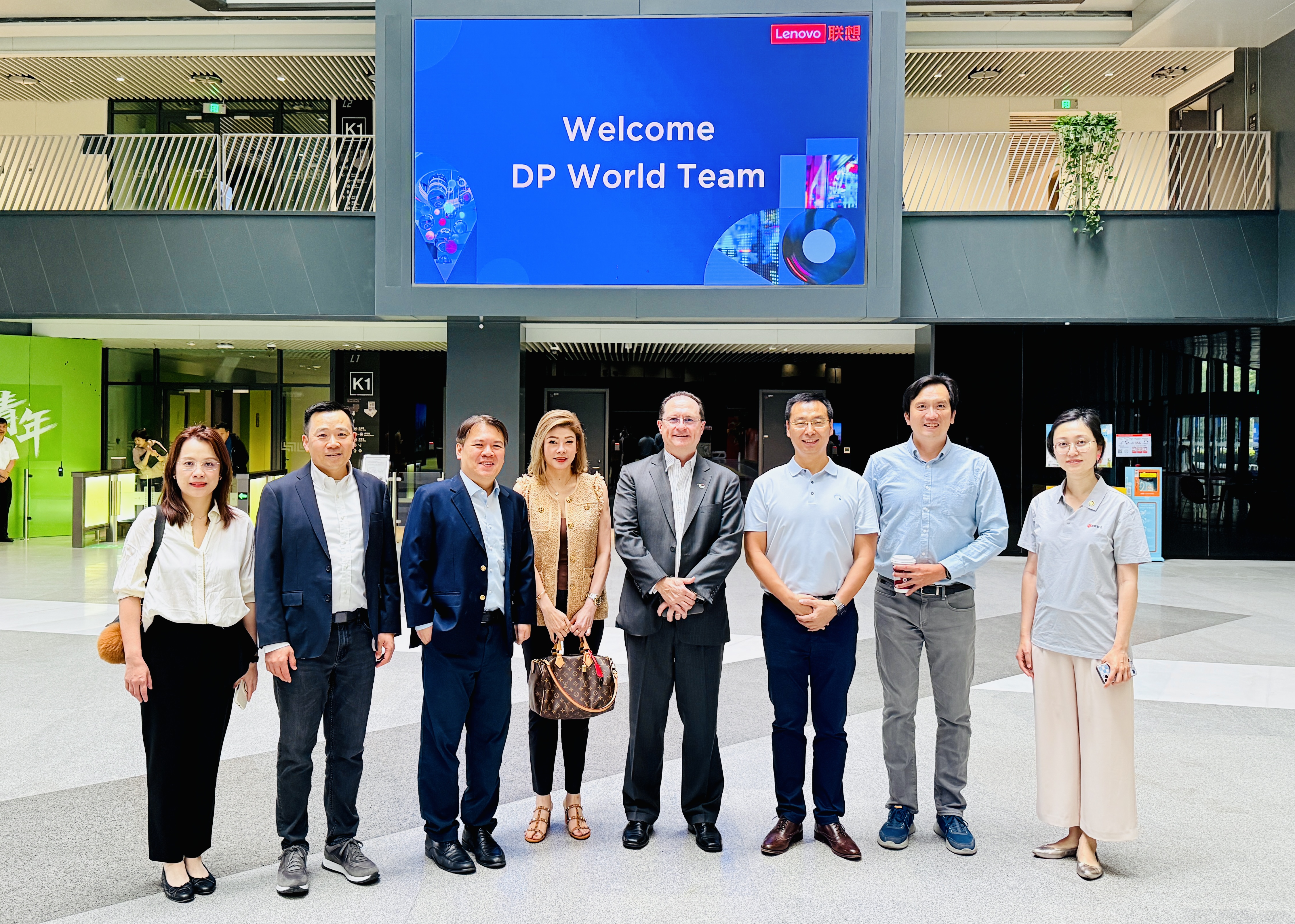迪拜环球港务集团（DP World）领导层一行到访联晟智达并参观联想未来中心，共探欧亚非智慧供应链新通道